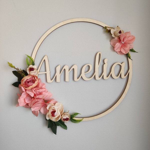 Blumenkranz, personalisiertes Babynamensschild, Boho-Kinderzimmer-Wanddekor, individuelles Babyzimmer, Wandbehang mit Blumen, erste Geburtstagsrequisite