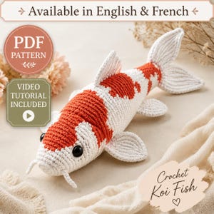 Puede incluir: Un pez koi de ganchillo con cuerpo blanco y manchas naranjas, ojos negros y dos pequeños barbillones cerca de la boca. La imagen incluye el texto Available in English & French, PDF Pattern, Video Tutorial Included y Crochet Koi Fish.