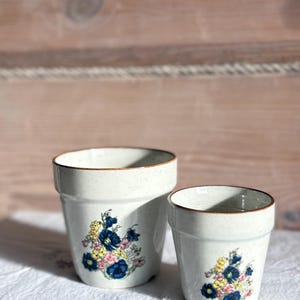 Conjunto de 2 vasos de cerâmica vintage, vasos retrô para flores silvestres dos anos 70, cachepôs florais estilo cottagecore, decoração de jardim botânico em creme e azul.