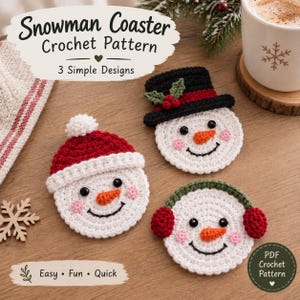 Puede incluir: Tres posavasos de ganchillo blancos con forma de muñeco de nieve y diferentes accesorios: un gorro rojo con pompón blanco, un sombrero de copa negro con acebo y orejeras verdes. Cada uno tiene ojos negros, una nariz naranja y una sonrisa.