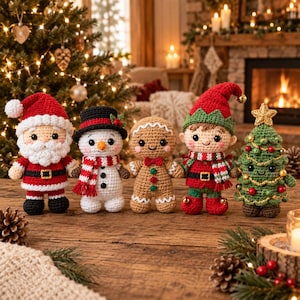 Könnte beinhalten: Ein Set aus fünf gehäkelten Weihnachtsfiguren, bestehend aus einem Weihnachtsmann, einem Schneemann mit gestreiftem Schal, einer Lebkuchenfigur, einem Elfen in rot-grüner Kleidung und einem geschmückten Weihnachtsbaum mit goldenem Stern.