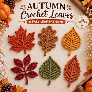 Op de afbeelding: Zes gehaakte herfstbladeren in diverse vormen en kleuren, waaronder rood, oranje, bruin en groen. De tekst luidt AUTUMN Crochet Leaves 6 FALL LEAF PATTERNS en PDF PATTERN. De bladeren zijn gerangschikt op een lichte stoffen ondergrond.