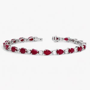 Tennisarmband mit Rubin und im Labor gezüchteten Diamanten, Rubinarmband im Birnenschliff, Edelsteinarmband in Roségold, zarter, feiner Schmuck, Geschenk zum Jahrestag