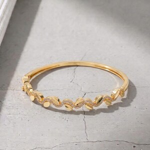 14K massivt guldarmband med diamanter i labbodlad guld, elegant vågformad vinranka manschettarmband, stapelarmband i massivt guld, fina smycken i present