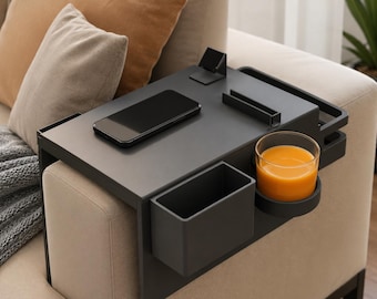 Minimalist Armrest V2 – Sofa-Armlehnenablage mit Getränkehalter und Handyhalterung – Moderner Sofa-Armlehnen-Organizer