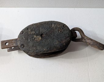 Antike Umlenkrolle aus Holz und Metall