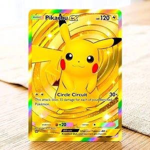 Op de afbeelding: Een goudkleurige Pikachu ex ruilkaart met een holografische afwerking en regenboogkleurige randen. De kaart toont het personage Pikachu, de tekst Pikachu ex, HP 120, de aanval Circle Circuit en spelregels in zwarte tekst op het goud.