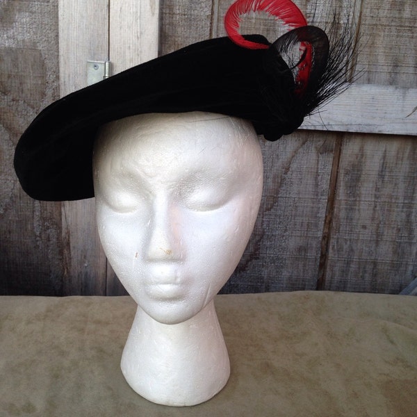 Vintage 1930's pert beret style Ladies hat - black velvet with feathers