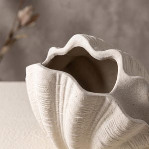 Ceramic Shell Vase, Sculptural Clam Shell Flower Vase, Beige Scallop Coastal Decor, Neutral Modern Tabletop Centerpiece
