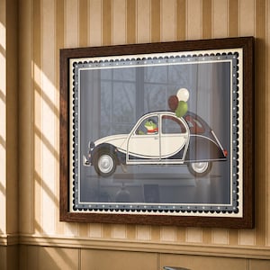 Peut inclure: Une impression encadrée représentant une grenouille verte au volant d'une voiture vintage bicolore blanche et bleu foncé avec trois ballons sur le toit. L'œuvre est présentée dans un cadre en bois brun foncé, avec une voiture de course et un avion.