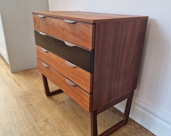 Mid Century Holzkommode, Vintage Kommode mit 4 Schubladen, Schrank im Teakholz Stil, Schlafzimmermöbel mit schwarzem Akzent
