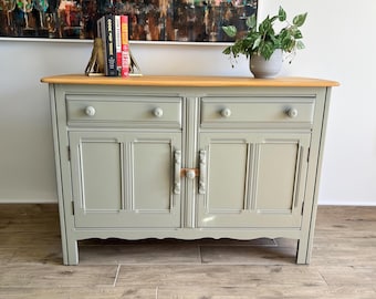 Credenza Ercol Colonial, mobile a 2 ante e 2 cassetti, colore verde salvia eucalipto, con piano in legno naturale.