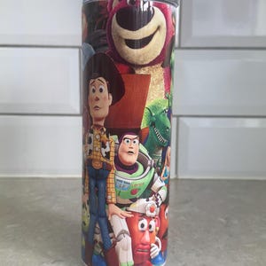 Vaso de acero inoxidable de 591 ml (20 oz) con personajes de Toy Story y pajita metálica. imagen 1