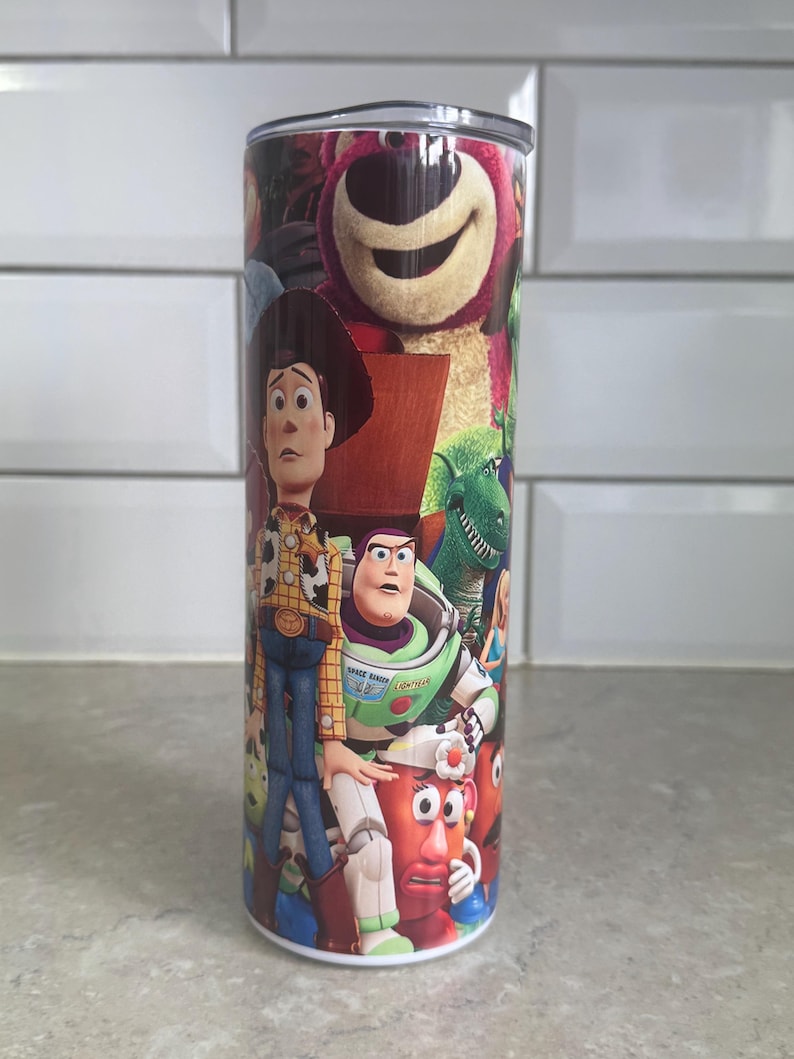 Vaso de acero inoxidable de 591 ml (20 oz) con personajes de Toy Story y pajita metálica. imagen 1