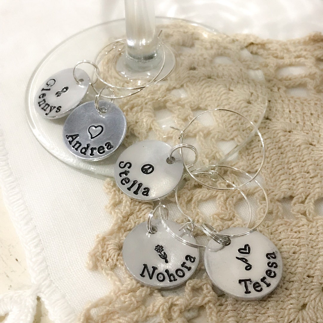 Wein Charm Set Handgestempelter Aluminium Wein Charms personalisiert
