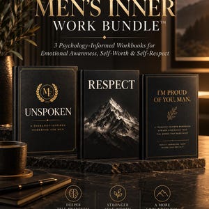 Pode incluir: Três cadernos de exercícios de capa dura preta intitulados The Men's Inner Work Bundle. Os livros apresentam texto e gráficos dourados, incluindo as palavras Unspoken, Respect e I'm Proud Of You, Man, com ícones de autoconsciência e crescimento.