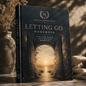 Könnte beinhalten: Ein schwarzes Hardcover-Arbeitsbuch mit dem Titel Letting Go Workbook, Therapist-Inspired Series. Das Cover zeigt ein goldenes Logo, Text und die Illustration eines offenen Bogentors, das den Blick auf einen Sonnenuntergang über dem Meer freigibt.