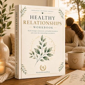 Könnte beinhalten: Ein gebundenes Buch mit dem Titel Healthy Relationships Workbook mit cremefarbenem Einband, goldener Schrift und grünen Blattillustrationen. Der Text lautet Therapist-Inspired Series, Healthy Relationships Workbook und MindsetElevatedShop.