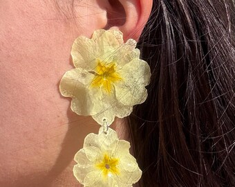 Handgemaakte oorbellen gemaakt van echte bloemen (sleutelbloem)