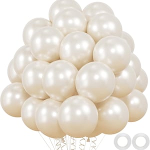 Könnte beinhalten: Ein großes Bündel runder, perlweißer Luftballons mit glänzender, reflektierender Oberfläche. Die Ballons sind in einer dichten, kugelförmigen Formation angeordnet und jeweils mit einem dünnen, gekräuselten weißen Band an der Basis befestigt.