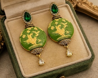 Vintage groene oorbellen met reliëfversiering, smaragdgroene kristallen in druppelvorm, antieke stijl, een perfect cadeau voor haar.