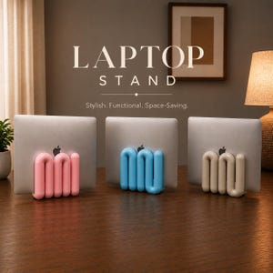 Op de afbeelding: Drie laptopstandaards in roze, blauw en beige, elk met een doorlopende, afgeronde, slangachtige vorm. De standaards houden zilveren laptops rechtop. De tekst LAPTOP STAND is zichtbaar boven de items, samen met de tekst Stylish. Functional. Space-Saving.