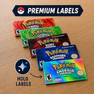 Peut inclure: Cinq étiquettes holographiques rectangulaires pour cartouches de jeu Game Boy Advance Pokémon, incluant les versions FireRed, LeafGreen, Ruby, Sapphire et Emerald. Chaque étiquette affiche le titre du jeu, le logo ESRB E et Nintendo.