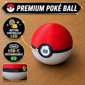 Könnte beinhalten: Ein kugelförmiger rot-weißer Pokéball mit einem zentralen Knopf und LED-Licht. Das Gerät ist per USB-C aufladbar und verfügt über eine per Knopfdruck steuerbare LED-Funktion. Der Text lautet PREMIUM POKÉ BALL, BUTTON CONTROLLED LED, USB-C RECHARGEABLE.