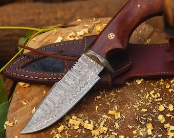 Cuchillo de caza artesanal con mango de palisandro y funda de cuero.