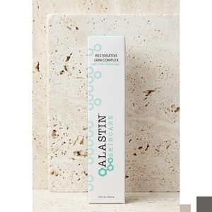 Pu&ograve; includere: Una scatola rettangolare bianca per prodotti per la cura della pelle con l'etichetta Alastin Skincare Restorative Skin Complex with TriHex Technology. La confezione presenta grafiche esagonali azzurre e un volume di 1,0 fl. oz. 29,6 ml.