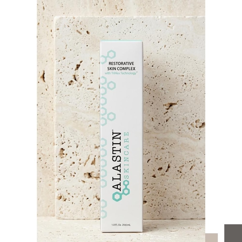 Pu&ograve; includere: Una scatola rettangolare bianca per prodotti per la cura della pelle con l'etichetta Alastin Skincare Restorative Skin Complex with TriHex Technology. La confezione presenta grafiche esagonali azzurre e un volume di 1,0 fl. oz. 29,6 ml.