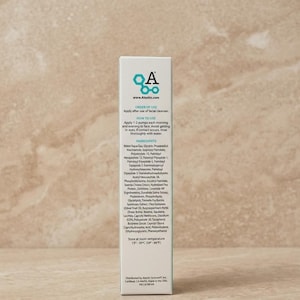 Pu&ograve; includere: Una scatola rettangolare bianca per prodotti per la cura della pelle con un logo verde acqua con il testo A e Alestin.com. Il pannello laterale mostra testo stampato in nero che descrive l'ordine di utilizzo, le istruzioni, gli ingredienti e la conservazione.
