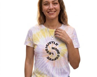 Hustle Mehr Kaffee Weniger T-Shirt | Pastell Tie Dye Spirale Tee