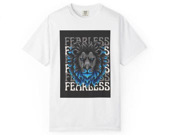 Fearless Blue Lion Tee | Löwen Illustration T-Shirt, typografisches Design
