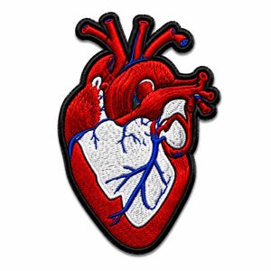 Puede incluir: Un parche bordado que representa un corazón humano anatómico. El diseño presenta tejido muscular de color rojo vibrante, secciones blancas y venas azules prominentes, todo delineado con un borde negro grueso. El bordado muestra puntadas detalladas.