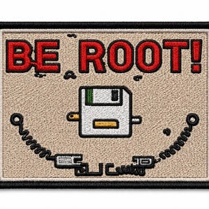 Pode incluir: Um emblema retangular bordado com fundo bege e borda preta. O texto BE ROOT! está bordado em vermelho no topo. Abaixo, um ícone de disquete branco está centralizado, ladeado por dois cabos pretos em espiral com conectores.
