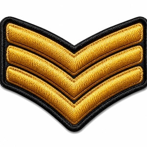 Puede incluir: Un parche de estilo militar con forma de galón que presenta tres barras horizontales doradas metálicas en relieve dispuestas en forma de V. Las barras doradas están bordeadas por un borde grueso bordado en negro que sigue el contorno angular.