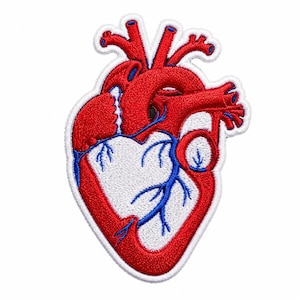 Może przedstawiać: Haftowana naszywka przedstawiająca anatomiczne ludzkie serce. Wzór charakteryzuje się żywą czerwoną tkanką, białą częścią środkową oraz misternymi niebieskimi nićmi przedstawiającymi żyły, a całość otoczona jest grubą białą obwódką.