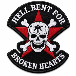 Op de afbeelding: Een geborduurde patch met een witte schedel met een zwart symbool op het voorhoofd, geplaatst over een rode ster en witte gekruiste botten. De zwarte rand bevat de witte tekst HELL BENT FOR BROKEN HEARTS in een gebogen opmaak.
