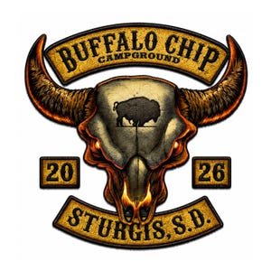 Op de afbeelding: Een geborduurde patch met een centrale buffelschedel met gloeiende oranje ogen en een klein zwart buffelsilhouet op het voorhoofd. De tekst luidt BUFFALO CHIP CAMPGROUND, 20, 26 en STURGIS, S.D. in zwarte letters op een gouden achtergrond.