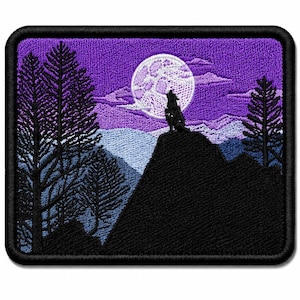 Op de afbeelding: Een rechthoekige geborduurde patch met het donkere silhouet van een wolf die naar een grote witte volle maan huilt tegen een levendige paarse lucht. De scène bevat zwarte dennenbomen op de voorgrond en blauwe bergtoppen in de verte.