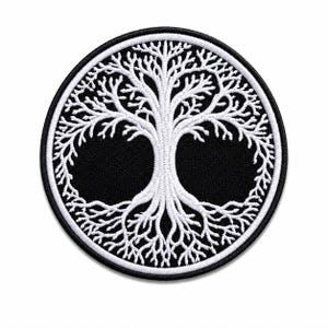 Könnte beinhalten: Ein kreisförmiger, bestickter Aufnäher mit einem weißen Lebensbaum-Motiv auf schwarzem Hintergrund. Der Baum zeigt oben filigrane, weit verzweigte Äste und unten entsprechende Wurzeln, eingefasst von einem dicken, weißen Rand.