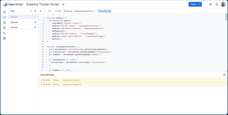 Puede incluir: Una interfaz de editor de Google Apps Script que muestra un proyecto de Expense Tracker. La ventana de c&oacute;digo muestra funciones de JavaScript, incluidas onOpen y setupExpenseTracker. Un registro de ejecuci&oacute;n en la parte inferior indica que la ejecuci&oacute;n comenz&oacute; y finaliz&oacute;.