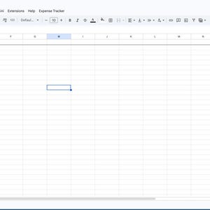 Puede incluir: Una hoja de c&aacute;lculo digital titulada Beginner Expense Tracker con columnas para Date, Description, Category, Amount y Status. La tabla enumera cinco filas de transacciones financieras que incluyen groceries, bus pass, internet bill, notebook y coffee.