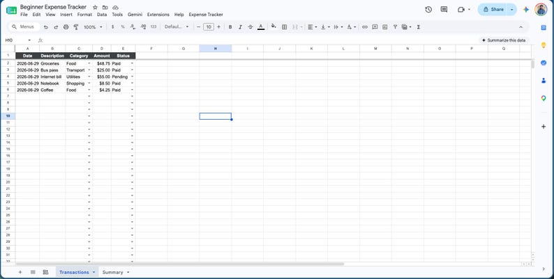 Puede incluir: Una hoja de c&aacute;lculo digital titulada Beginner Expense Tracker con columnas para Date, Description, Category, Amount y Status. La tabla enumera cinco filas de transacciones financieras que incluyen groceries, bus pass, internet bill, notebook y coffee.