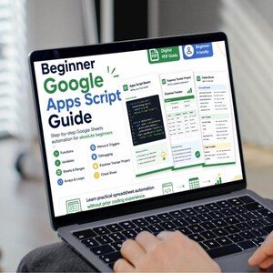 Puede incluir: Una pantalla de port&aacute;til que muestra una gu&iacute;a digital titulada Beginner Google Apps Script Guide para la automatizaci&oacute;n de Google Sheets. La interfaz incluye secciones para funciones, variables, matrices, bucles y un proyecto de seguimiento de gastos.