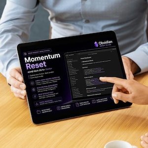 Puede incluir: Una tableta digital que muestra el sistema de trabajo Momentum Reset ADHD para Obsidian. La pantalla presenta una interfaz oscura con texto blanco, incluyendo secciones para un panel de control, pasos de flujo de trabajo y descargas digitales.