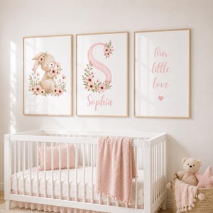 Juego de 3 láminas para habitación infantil de niña / Láminas personalizadas con inicial floral, conejito y cita / Decoración de pared rosa para habitación infantil, tamaño A4 sin marco
