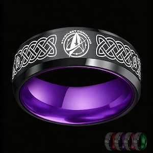 Può includere: Un anello a fascia nero con un'incisione bianca dell'insegna Starfleet Command e un motivo a nodo celtico continuo sull'esterno. L'interno dell'anello è di un viola brillante e lucido. Delle miniature mostrano varianti con interni rossi, viola e verdi.