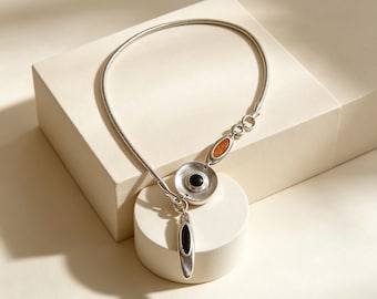 Collana girocollo astratta in argento da donna, un regalo di tendenza dal design moderno.